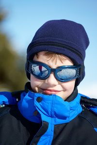 一个男孩在滑雪眼镜的肖像