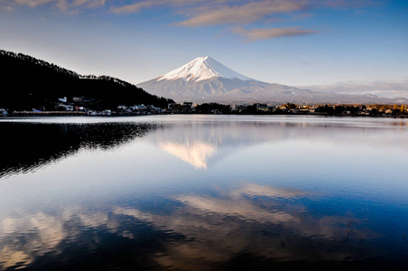 富士山秋季在河口湖雪山, 富士山是著名的日本山, 旅游人士称富士山为富士, 富士山, 富士山, 富士三, 日本