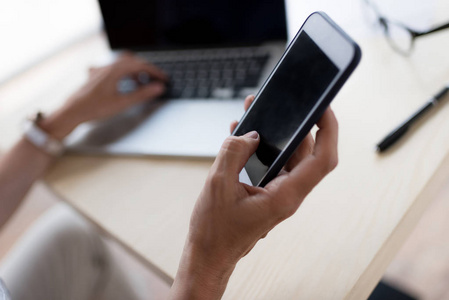 中老年手机使用智能手机的人照片