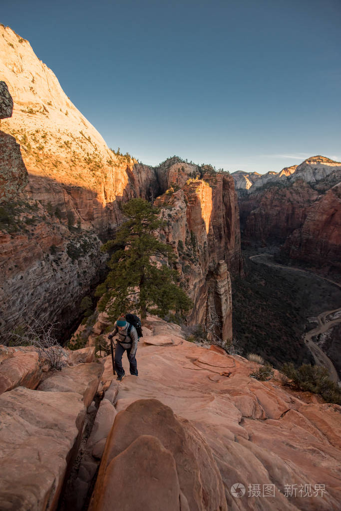 女子爬上陡峭的小径