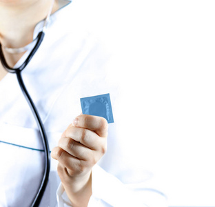 无法辨认的医生给避孕套，安全的的概念。女医生显示蓝色避孕套，孤立在白色背景上