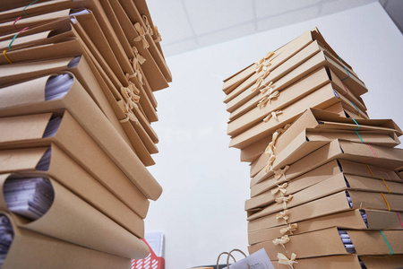 成堆的纸质档案照片