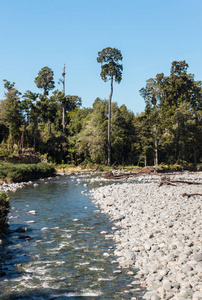 河床与巨石在卡胡朗伊国家公园