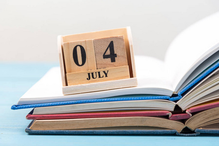 7 月 4 日开放书堆栈上木日历