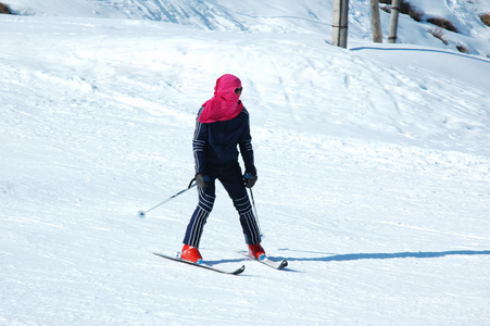 冬季的雪坡上的滑雪者图片