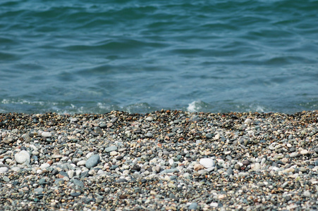 水和小鹅卵石的海滩