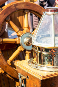 帆船方向盘和指南针