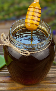 可口美味的蜂蜜在桌上的罐子里
