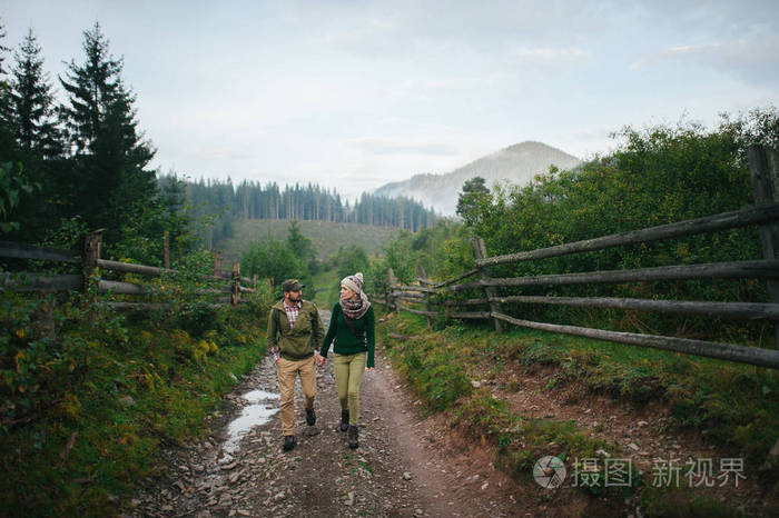 乡村夫妻在森林中散步