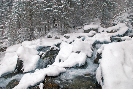 冬山溪瀑布在降雪过程