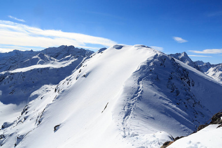 与奥地利洛尔，阿尔卑斯山冬季的雪和蓝天山全景