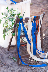 装饰的红 蓝 白丝带，在椅子上。装饰在行中的红色蝴蝶结的椅子