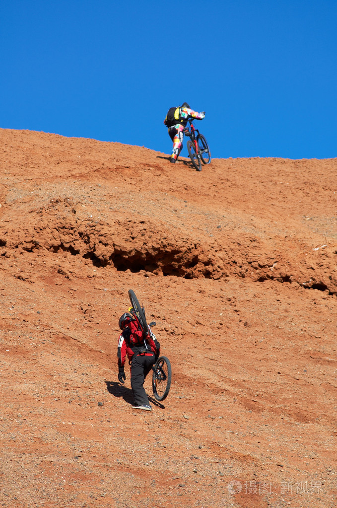 骑自行车上坡照片-正版商用图片00vu18-摄图新视界