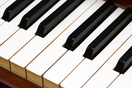 白键和黑键的钢琴