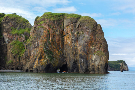 岩石洞穴与石窟太平洋阿瓦恰湾。堪察加半岛海岸