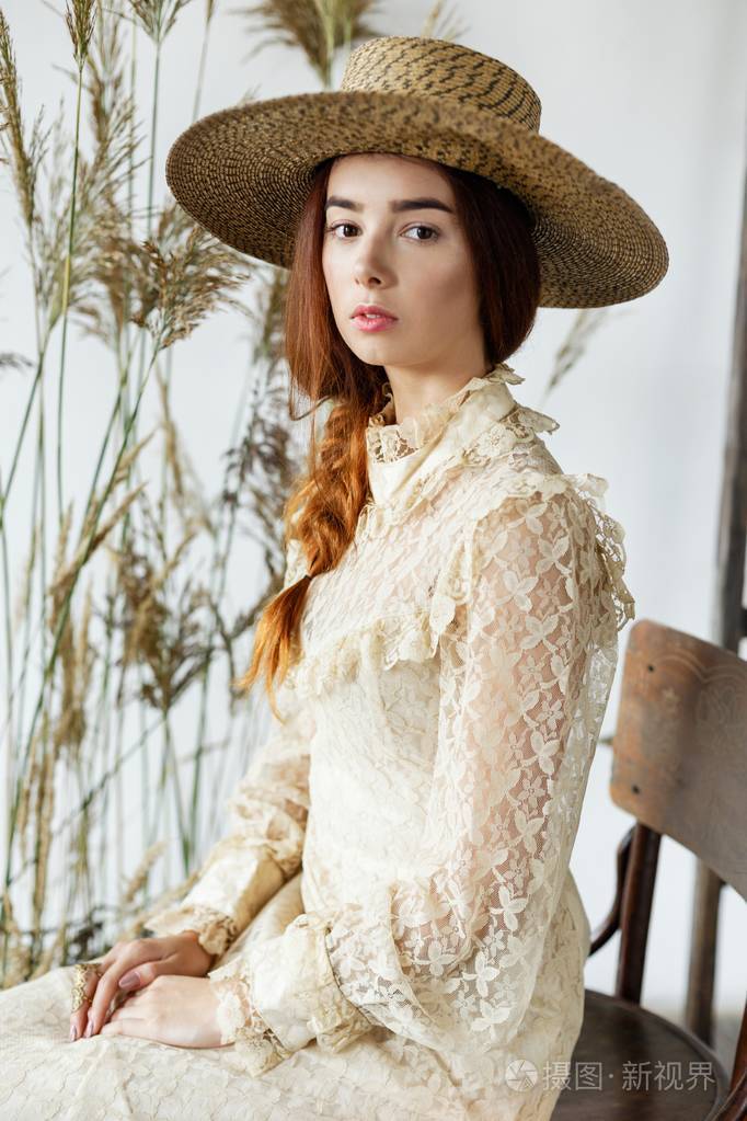 复古风格衣服的年轻女子