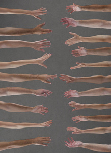 两行伸出来的手照片