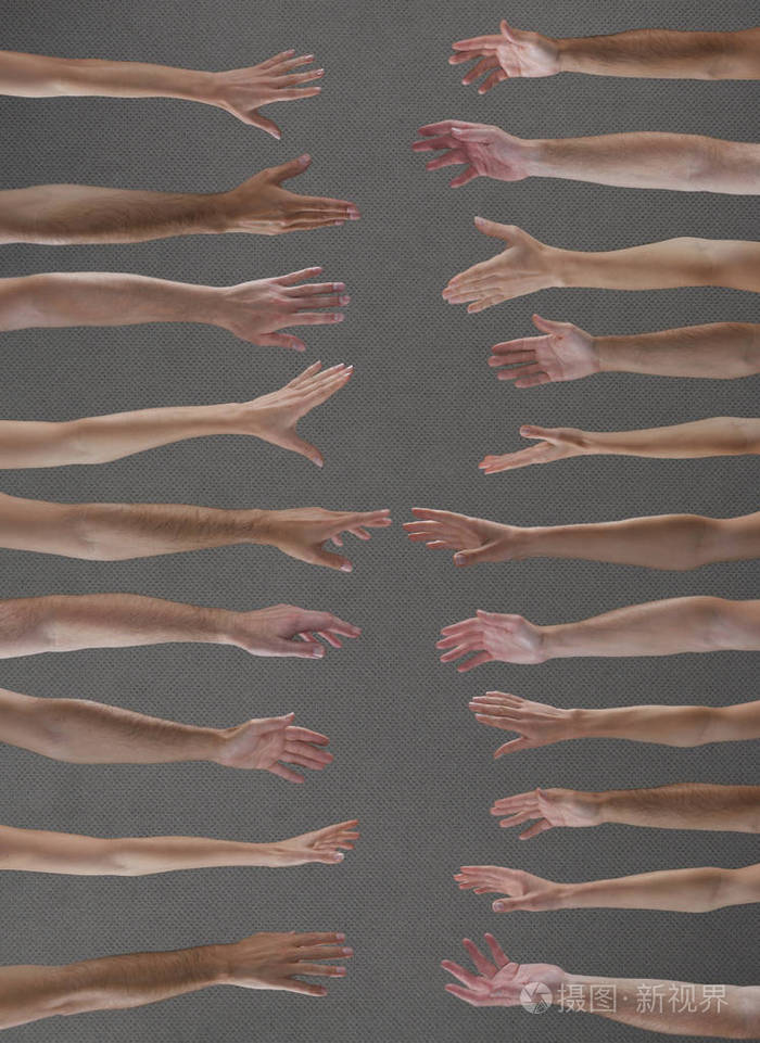 两行伸出来的手