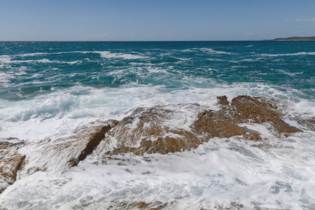 暴风雨后的亚德里亚海的岩石海岸