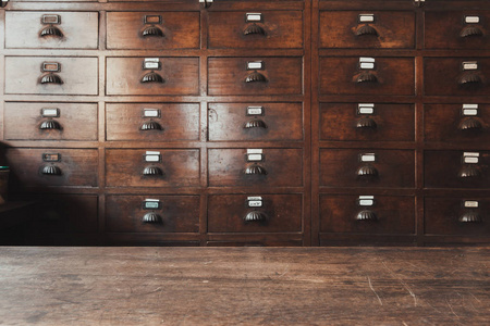 亚洲人把配料放入古董药柜亚洲中医称中草药亚洲中医称中草药中国中药