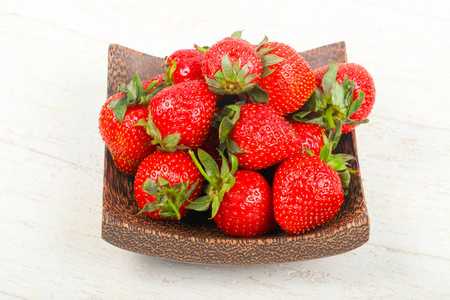 成熟的草莓，放在碗里