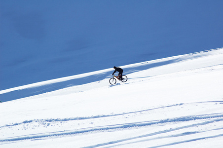 骑自行车下山下雪