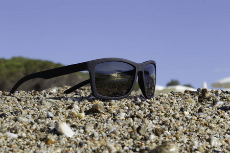 海滩上的小鹅卵石的太阳镜