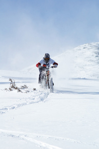 雪地摩托下山