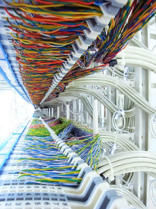 技术数据中心的网络电缆和服务器