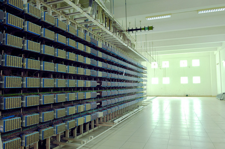 在技术数据中心拍摄网络电缆和服务器