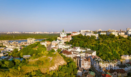 空中的顶视图的圣安德鲁教堂和 Andreevska 街从城市景观的日落，基辅 基辅 乌克兰波多尔区