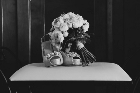 婚礼鞋和黑色和白色的婚礼花束