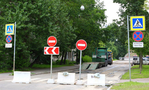 修复的道路表面 ulitsa 琴俄罗斯圣彼得堡 8 月 2017