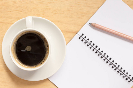咖啡的杯 铅笔和笔记本木背景