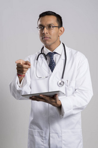 医生拿着一台平板电脑，用一个手指头点