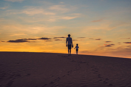 红色干旱父亲和儿子在红色沙漠照片