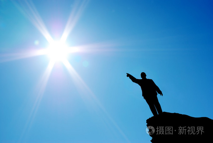 直接对着太阳的人