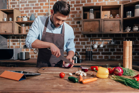厨师男人的日本餐厅厨师在厨房里做饭在营地的篝火做饭的男人格鲁吉亚