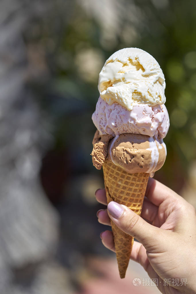 香草草莓巧克力冰淇淋融化和混合在一起在烈日下