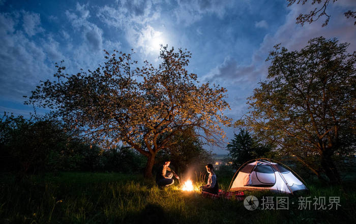 几个游客在帐篷附近的篝火