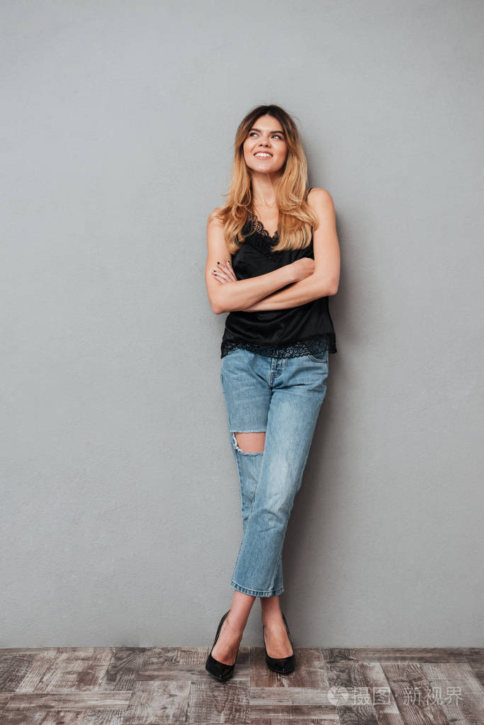 双手合拢的女人望着