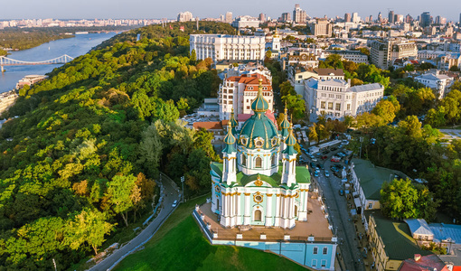 空中的顶视图的圣安德鲁教堂和 Andreevska 街从城市景观的日落，基辅 基辅 乌克兰波多尔区
