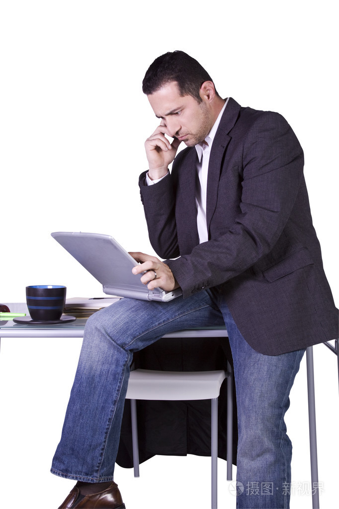 商人坐在办公桌前