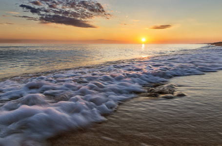 里海在日落时的海岸