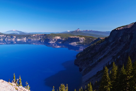 火山口形成的深湖图片