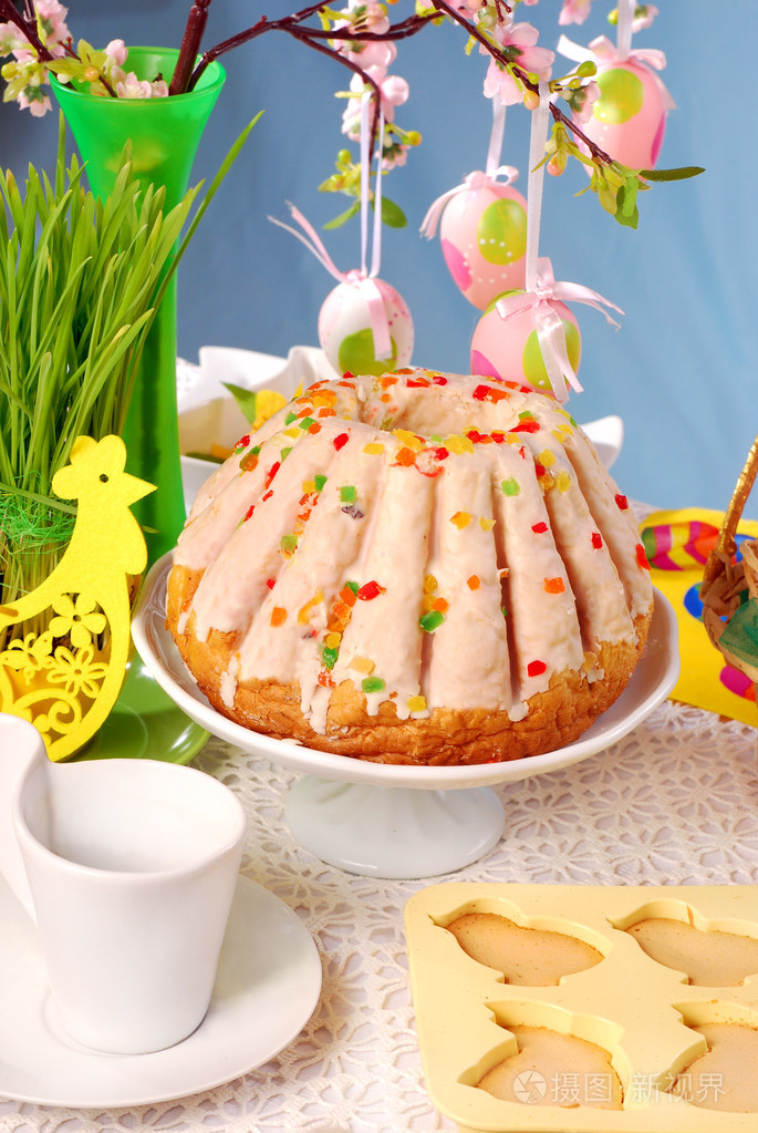 带环形蛋糕的复活节餐桌装饰