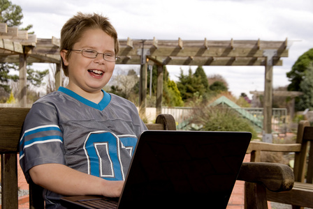 微笑的男孩用电脑