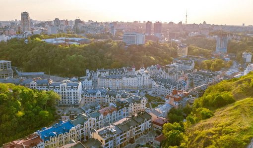 空中的顶视图，基辅城市景观的 Vozdvizhenka 和波多尔的历史街区上日落从乌克兰基辅市