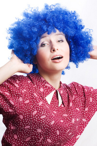 蓝色假发的快乐女人