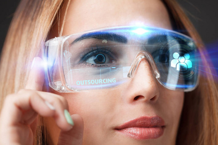 年轻的女商人从事虚拟的眼镜，选择图标外包对虚拟显示